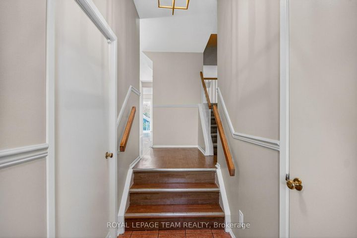 Photo 4 at 39 Saxton Private, Nepean (Redwood Park), Ottawa