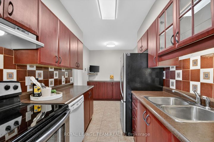 Photo 11 at 39 Saxton Private, Nepean (Redwood Park), Ottawa