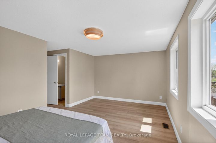 Photo 16 at 39 Saxton Private, Nepean (Redwood Park), Ottawa