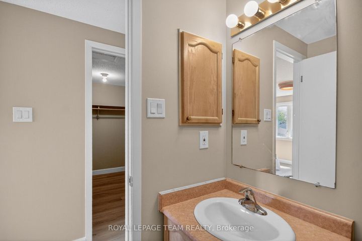 Photo 18 at 39 Saxton Private, Nepean (Redwood Park), Ottawa