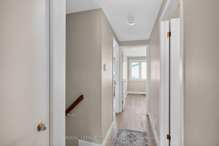 Photo 25 at 39 Saxton Private, Nepean (Redwood Park), Ottawa