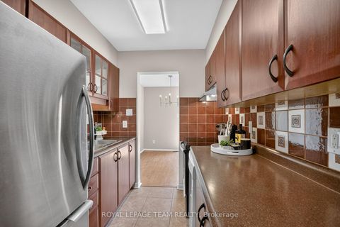 Photo 12 at 39 Saxton Private, Nepean (Redwood Park), Ottawa