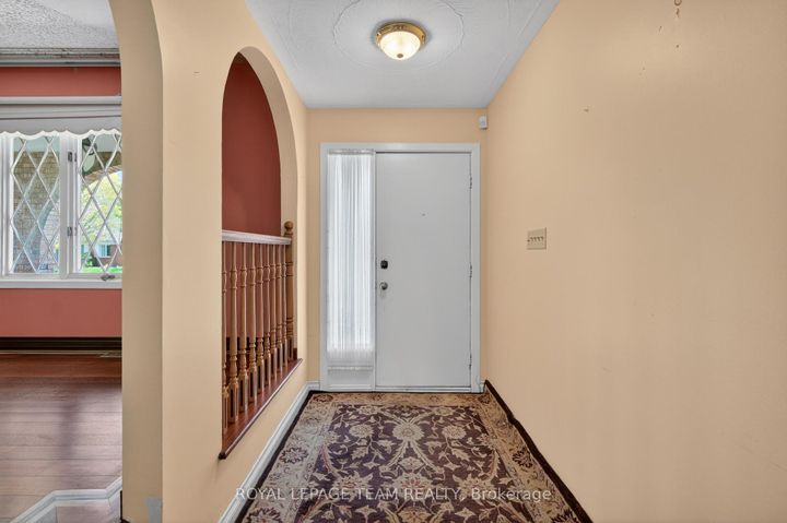 Photo 3 at 33 Norice Street, Nepean (Meadowlands/Crestview), Ottawa