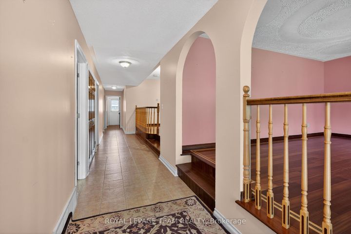 Photo 4 at 33 Norice Street, Nepean (Meadowlands/Crestview), Ottawa