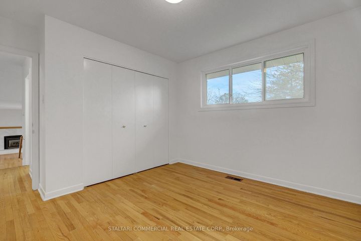 Photo 9 at 1156 Deer Park Road W, Nepean (City View/Skyline/Fisher Heights/Parkwood Hills), Ottawa