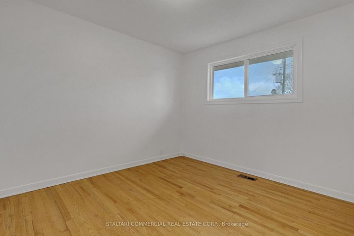 Photo 10 at 1156 Deer Park Road W, Nepean (City View/Skyline/Fisher Heights/Parkwood Hills), Ottawa