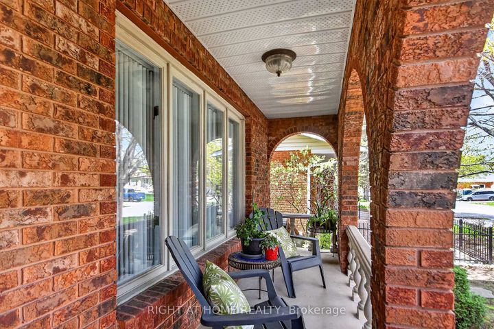 Photo 3 at 20 Palsen Street, Nepean (Meadowlands/Crestview), Ottawa