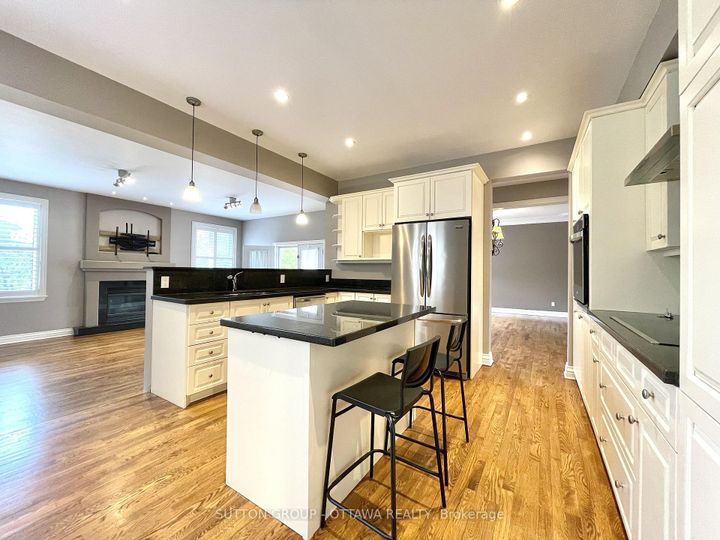 Photo 2 at 1520 Arnhem Street, Nepean (Carleton Heights), Ottawa