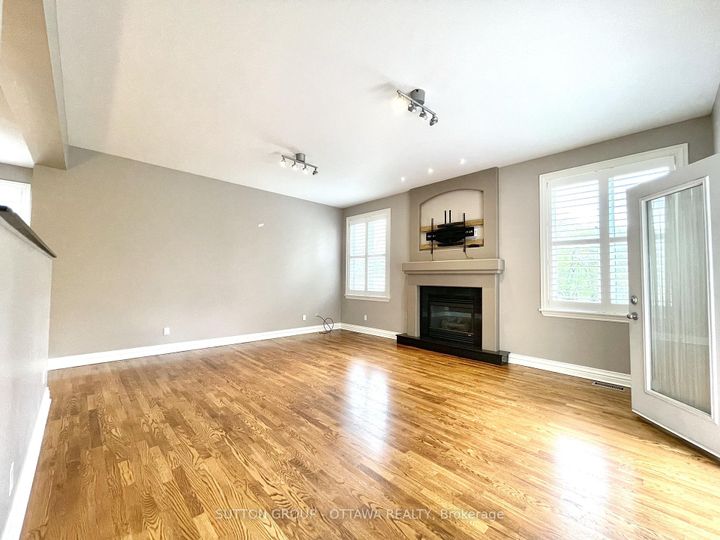 Photo 6 at 1520 Arnhem Street, Nepean (Carleton Heights), Ottawa