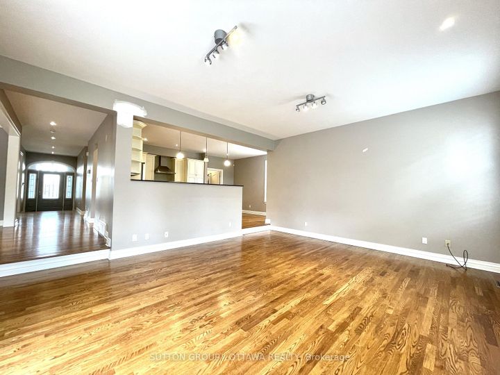 Photo 7 at 1520 Arnhem Street, Nepean (Carleton Heights), Ottawa