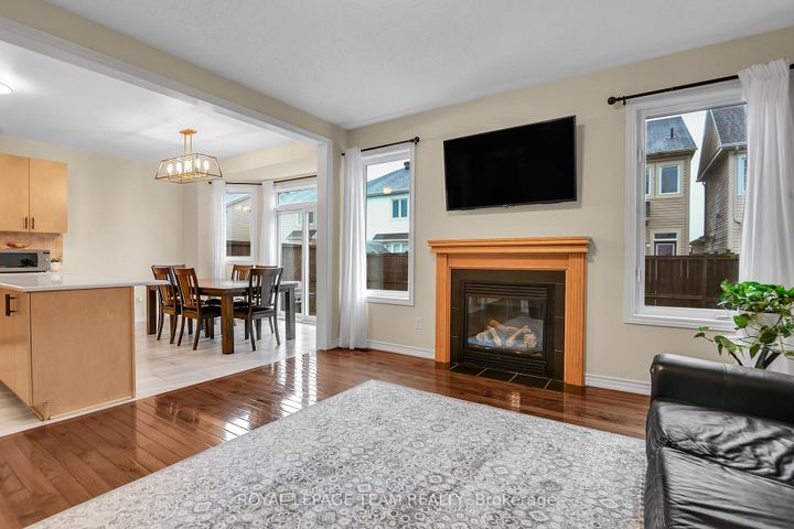 Photo 7 at 302 River Landing Avenue, Nepean (Half Moon Bay), Ottawa
