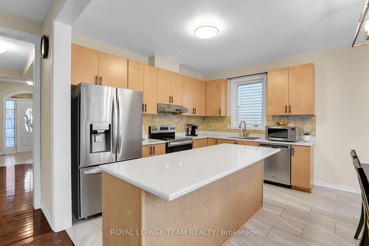 Photo 10 at 302 River Landing Avenue, Nepean (Half Moon Bay), Ottawa