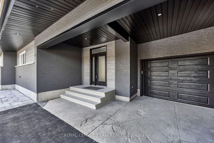 Photo 2 at 12 Largo Crescent, Nepean (Meadowlands/Crestview), Ottawa