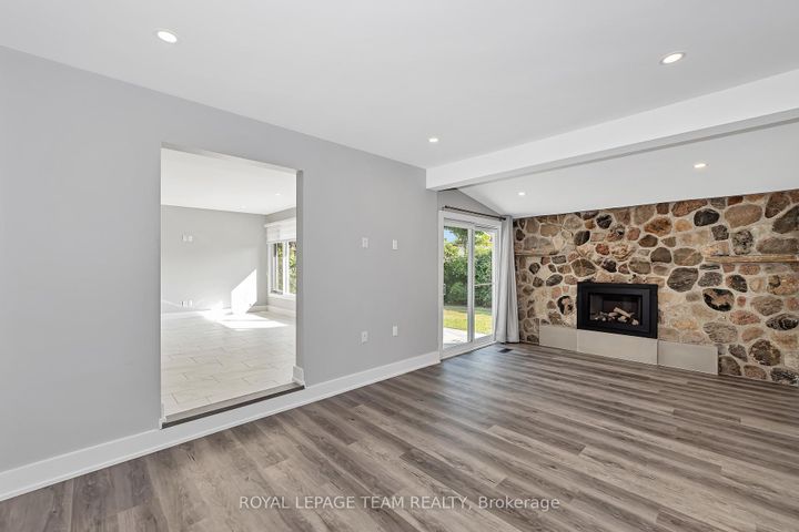 Photo 4 at 12 Largo Crescent, Nepean (Meadowlands/Crestview), Ottawa