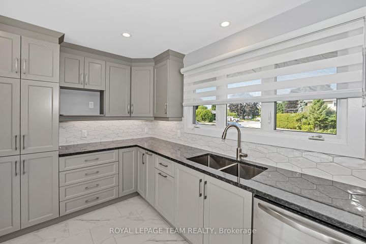 Photo 14 at 12 Largo Crescent, Nepean (Meadowlands/Crestview), Ottawa