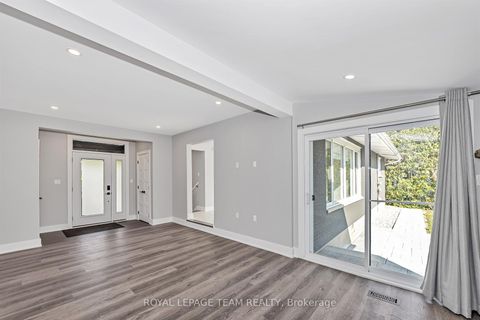 Photo 5 at 12 Largo Crescent, Nepean (Meadowlands/Crestview), Ottawa