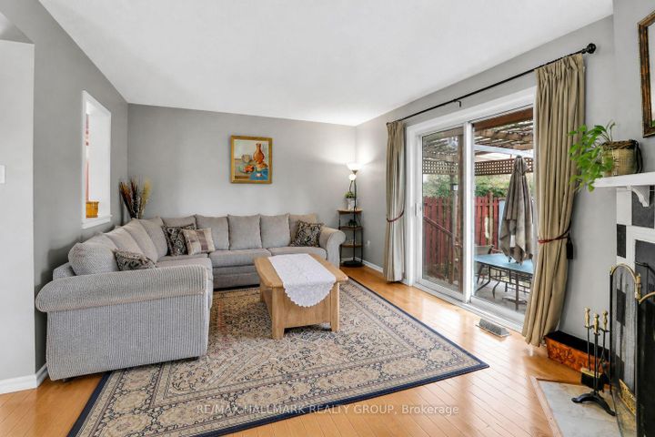 Photo 4 at 730 Malibu Terrace, Nepean (Courtland Park), Ottawa