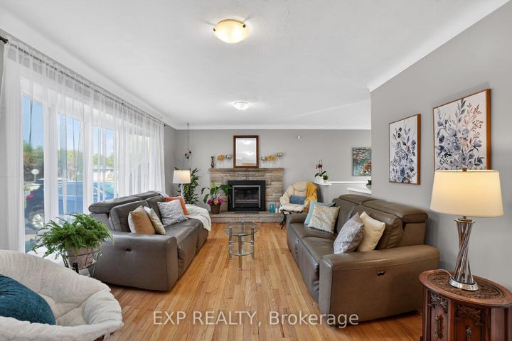 Photo 1 at 4 Wolmsley Crescent, Nepean (Meadowlands/Crestview), Ottawa