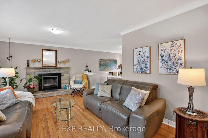 Photo 3 at 4 Wolmsley Crescent, Nepean (Meadowlands/Crestview), Ottawa