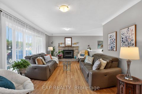 Photo 1 at 4 Wolmsley Crescent, Nepean (Meadowlands/Crestview), Ottawa