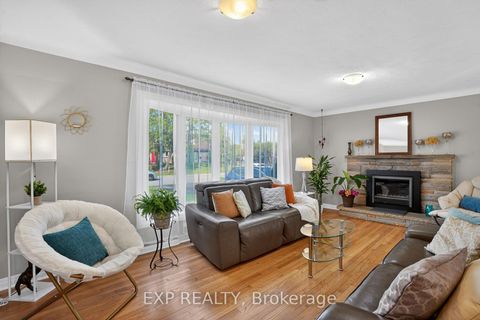 Photo 2 at 4 Wolmsley Crescent, Nepean (Meadowlands/Crestview), Ottawa