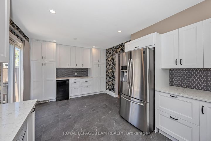 Photo 10 at C - 276 Dalehurst Drive, Nepean (Tanglewood), Ottawa