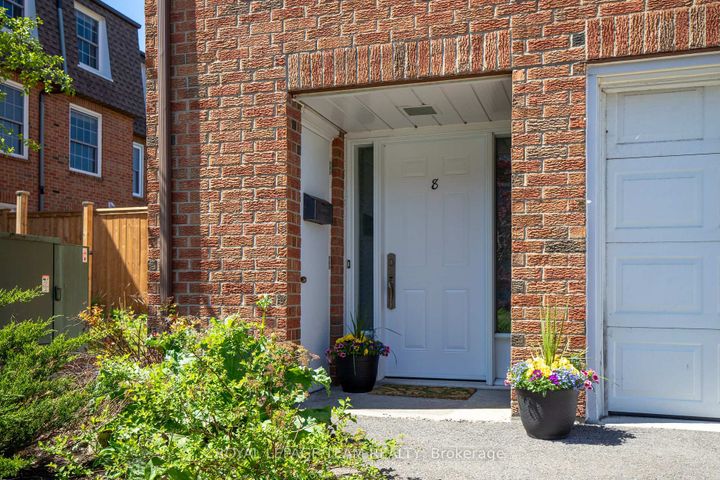 Photo 1 at 8 Moorside Private, Nepean (Carleton Heights), Ottawa