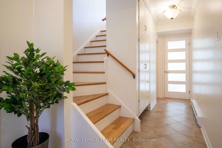 Photo 2 at 8 Moorside Private, Nepean (Carleton Heights), Ottawa