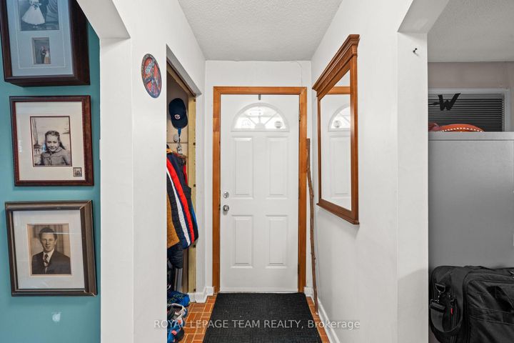 Photo 2 at 26 Starwood Road, Nepean (Meadowlands/St. Claire Gardens), Ottawa