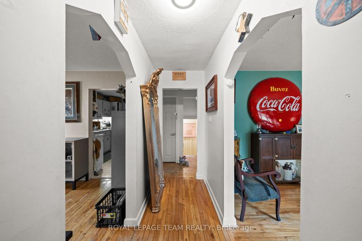 Photo 3 at 26 Starwood Road, Nepean (Meadowlands/St. Claire Gardens), Ottawa
