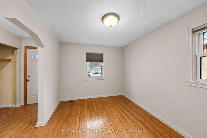 Photo 5 at 26 Starwood Road, Nepean (Meadowlands/St. Claire Gardens), Ottawa