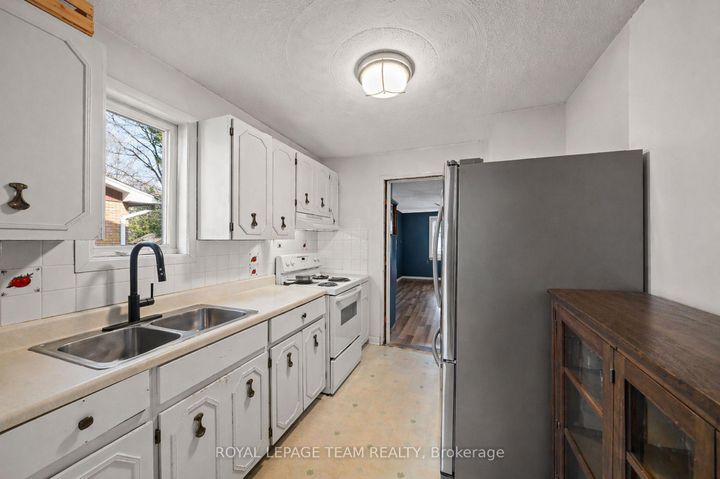 Photo 9 at 26 Starwood Road, Nepean (Meadowlands/St. Claire Gardens), Ottawa