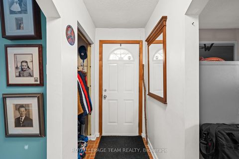 Photo 2 at 26 Starwood Road, Nepean (Meadowlands/St. Claire Gardens), Ottawa