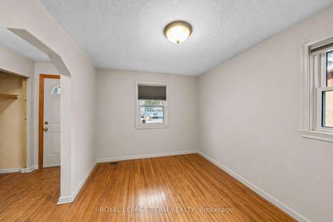 Photo 5 at 26 Starwood Road, Nepean (Meadowlands/St. Claire Gardens), Ottawa
