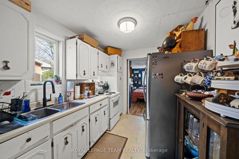 Photo 8 at 26 Starwood Road, Nepean (Meadowlands/St. Claire Gardens), Ottawa
