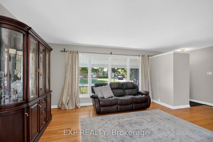 Photo 3 at 31 Barlyn Avenue, Nepean (City View/Skyline/Fisher Heights/Parkwood Hills), Ottawa