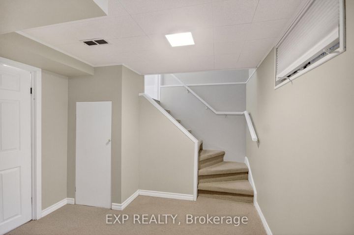 Photo 11 at 31 Barlyn Avenue, Nepean (City View/Skyline/Fisher Heights/Parkwood Hills), Ottawa