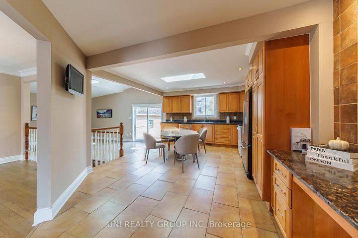 Photo 3 at 17 FOREST PARK Avenue, Nepean (City View/Skyline/Fisher Heights/Parkwood Hills), Ottawa