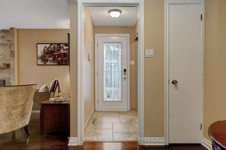 Photo 2 at 27 Birchview Road, Nepean (Meadowlands/St. Claire Gardens), Ottawa