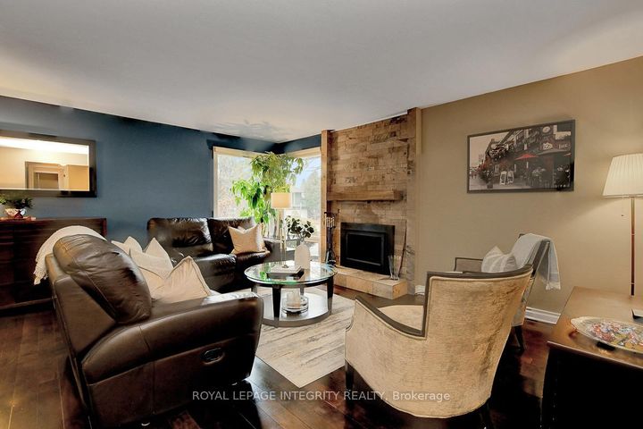 Photo 4 at 27 Birchview Road, Nepean (Meadowlands/St. Claire Gardens), Ottawa