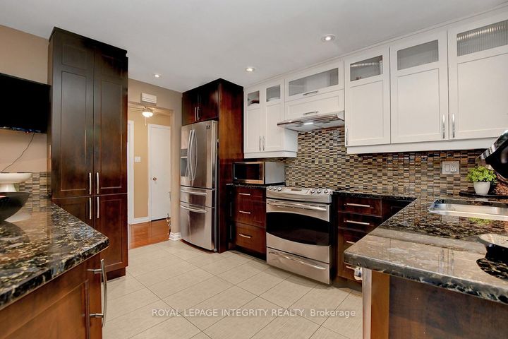 Photo 12 at 27 Birchview Road, Nepean (Meadowlands/St. Claire Gardens), Ottawa