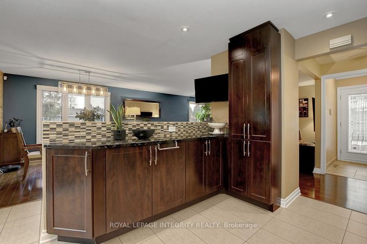 Photo 13 at 27 Birchview Road, Nepean (Meadowlands/St. Claire Gardens), Ottawa