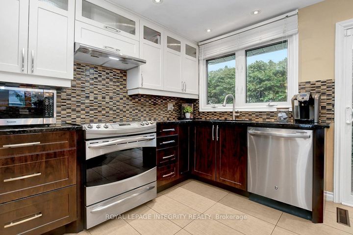 Photo 15 at 27 Birchview Road, Nepean (Meadowlands/St. Claire Gardens), Ottawa