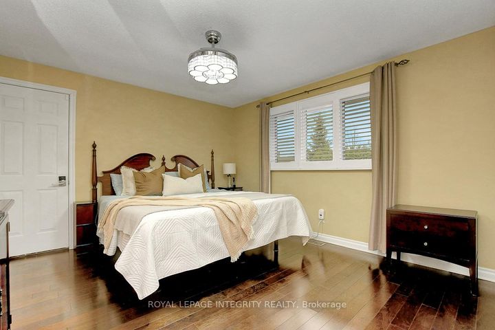 Photo 18 at 27 Birchview Road, Nepean (Meadowlands/St. Claire Gardens), Ottawa