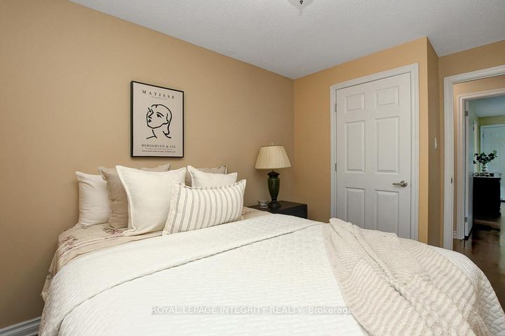 Photo 24 at 27 Birchview Road, Nepean (Meadowlands/St. Claire Gardens), Ottawa