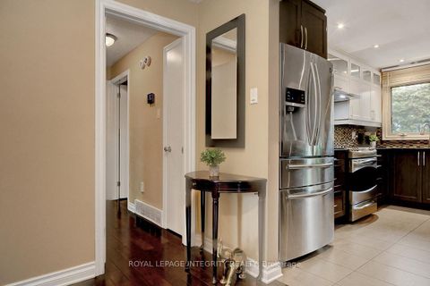 Photo 3 at 27 Birchview Road, Nepean (Meadowlands/St. Claire Gardens), Ottawa