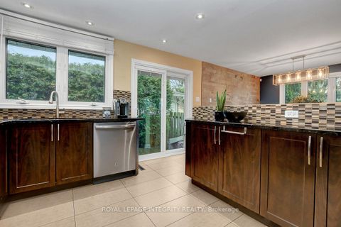 Photo 14 at 27 Birchview Road, Nepean (Meadowlands/St. Claire Gardens), Ottawa
