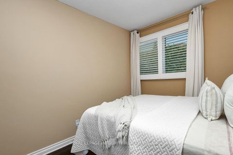 Photo 23 at 27 Birchview Road, Nepean (Meadowlands/St. Claire Gardens), Ottawa