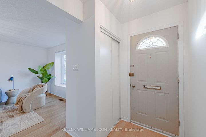 Photo 1 at 968 Meadowlands Drive, Nepean (Carleton Heights), Ottawa