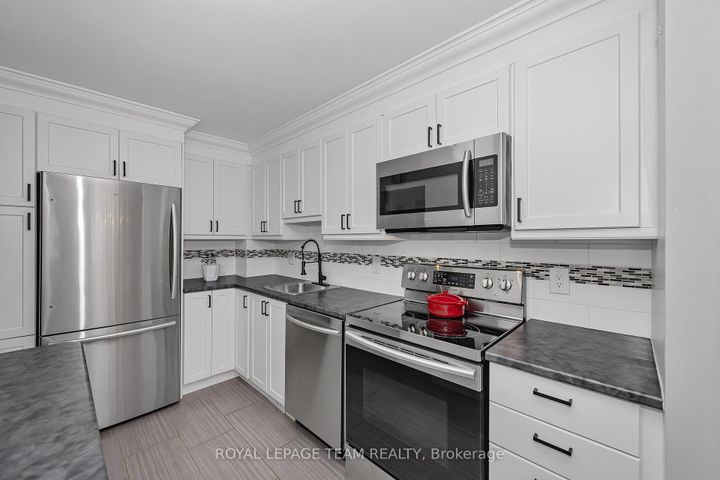 Photo 13 at C - 18 Benlea Drive, Nepean (Tanglewood), Ottawa